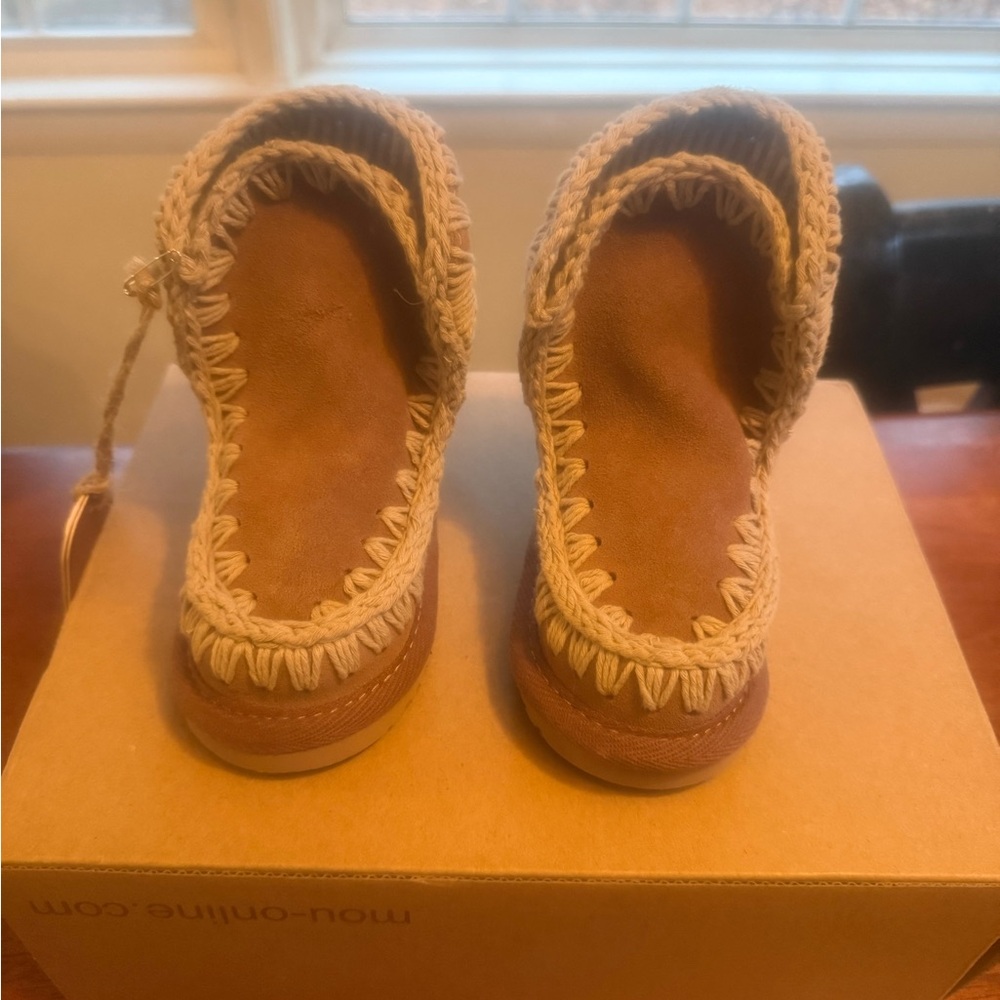 New with Tags/Box Authentic Mou Girl’s Toddler Boots w/very slight defect